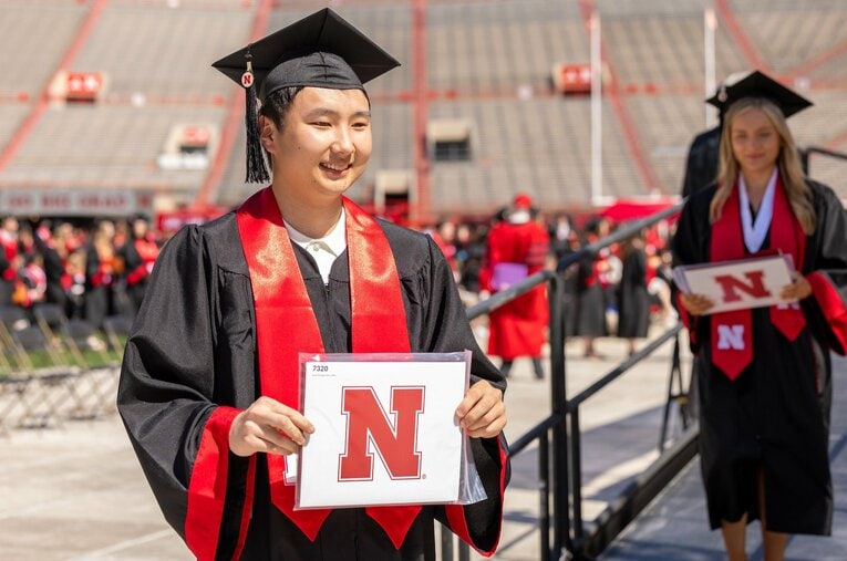 ネブラスカ大を卒業式に出席した富永啓生（23歳）。この夏はパリ五輪だけでなく、目標としてきたNBA入りを懸けたチャレンジが控えている ／ photograph by Nebraska Athletics