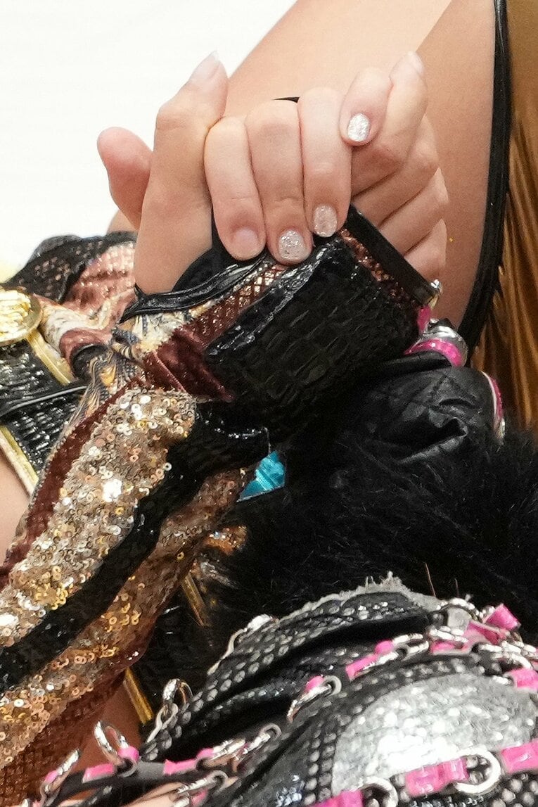 握手をかわすジュリアと桜井麻衣　©Masashi Hara