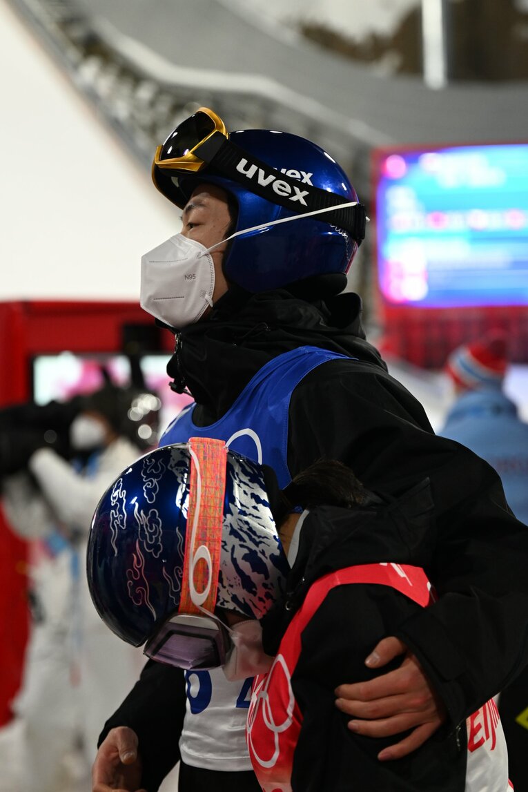 ショックでうなだれる高梨沙羅を励ます小林陵侑　©Naoya Sanuki/JMPA