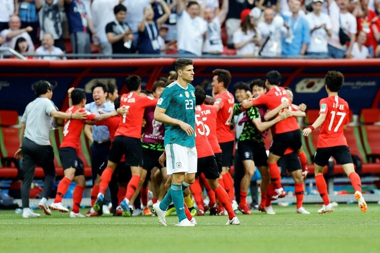 18年のロシアW杯ドイツ戦で決定的な2点目を奪って喜ぶ韓国代表。手前はこの試合不発に終わったマリオ・ゴメス　©Getty Images