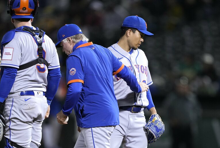 監督に降板を告げられた千賀　©Getty Images