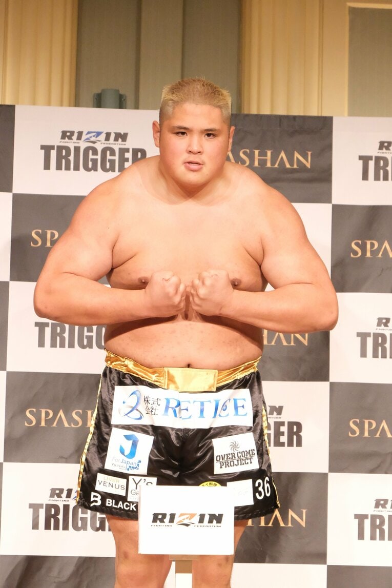 試合前日、公開計量での貴賢神。相撲時代から大きく絞ったが、それでも規格外の巨体だ　©Norihiro Hashimoto