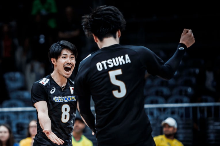 関田誠大、大塚達宣（VNLキューバ戦）©︎Volleyball World