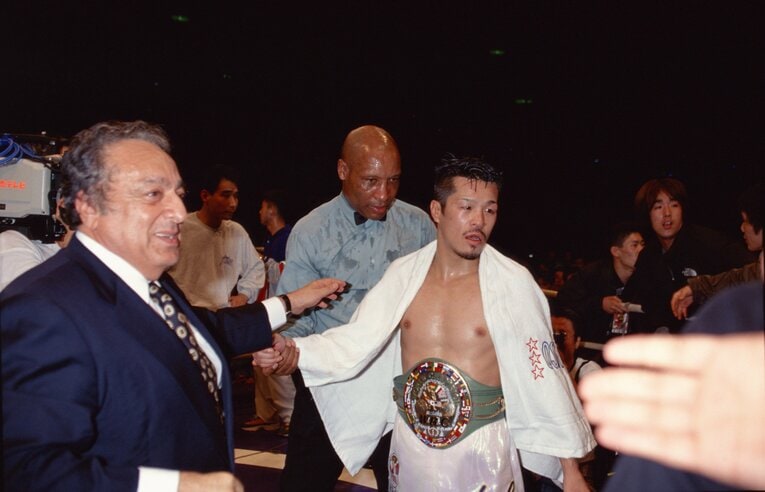 チャンピオンベルトを取り戻した辰吉©AFLO