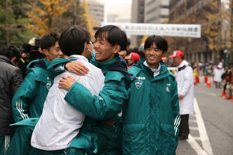弟がやってくる箱根2区区間賞の黒田（中央）と箱根5区を走った若林（右）　©JMPA