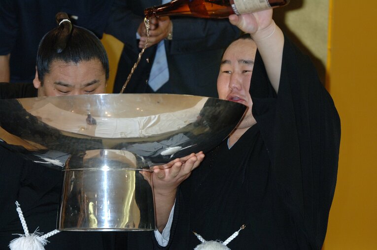 優勝後の美酒で大はしゃぎ（全13枚の3枚目）　©BUNGEISHUNJU