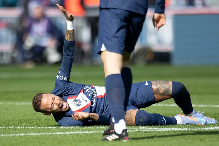 今年2月のリール戦で背後からタックルを受け、負傷退場したネイマール（2枚目／全3枚）　©︎Getty Images
