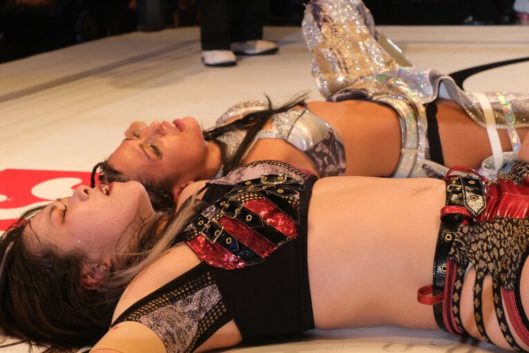 試合終了のゴングが鳴ると、二人は倒れ込んだ