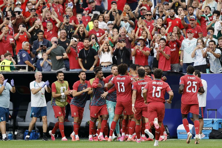 今W杯での1点目のゴールを決めた後、ロナウドは一目散にベンチ前へ。チームメイトとの絆をアピール？　©Atsushi Tokumaru