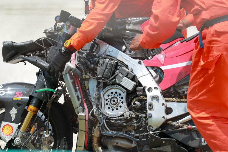 2019年2月のテストで、ペトルッチの転倒によりその存在をあらわにした巨大フライホイール（たくさんの穴が空いたカバーの奥にある）　©Satoshi Endo