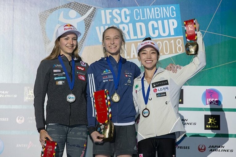 左からジェシカ・ピルツ、ヤーニャ・ガンブレット、キム・ジャーイン。