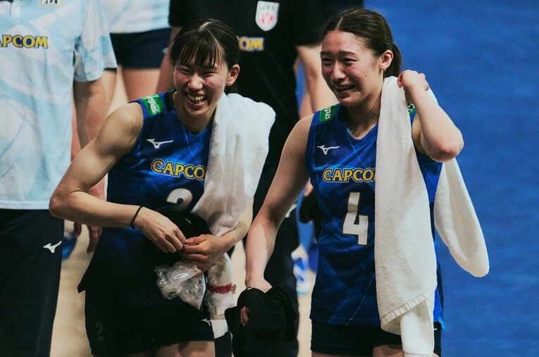 石川真佑（右）と笑顔で言葉をかわす林琴奈　©︎Yuki Suenaga