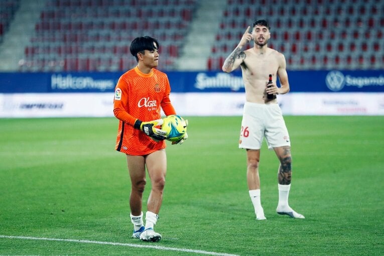 久保建英がGK姿？奇跡の残留に歓喜、“ズボンを抜いだお宝写真”も… 「苦しんだタケのリーガ3年目」をカメラマン視点で振り返る(36)