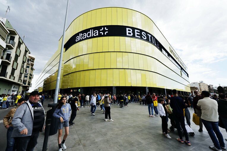 黄色が特徴的なスタジアム外観　©Daisuke Nakashima