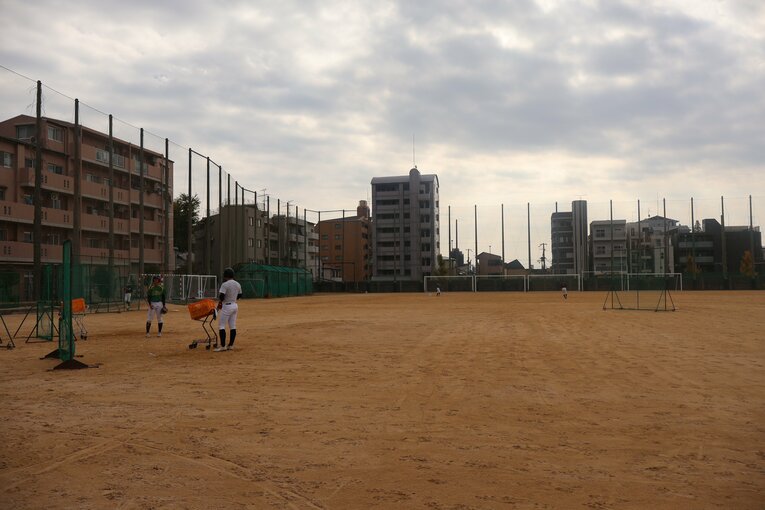 今年、昨年と優勝候補の私立高と互角の接戦を繰り広げるなど地元では野球の実力にも注目が集まる御影高校野球部　©Fumi Sawai