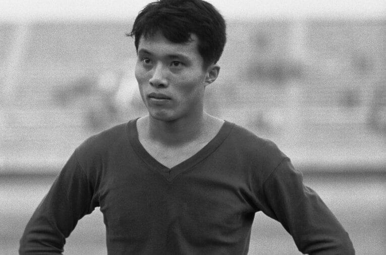 早稲田大学時代の釜本邦茂（1965年）。2025年8月10日、81年の生涯に幕を閉じた　©Shinichi Yamada/AFLO