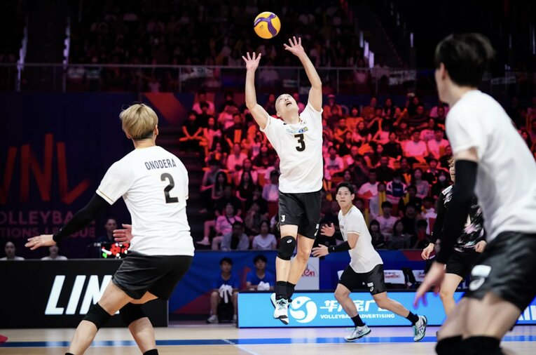 試合後は、部屋でもトスを確認し合い、コミュニケーションを深めたという深津と西田　©︎Volleyball World