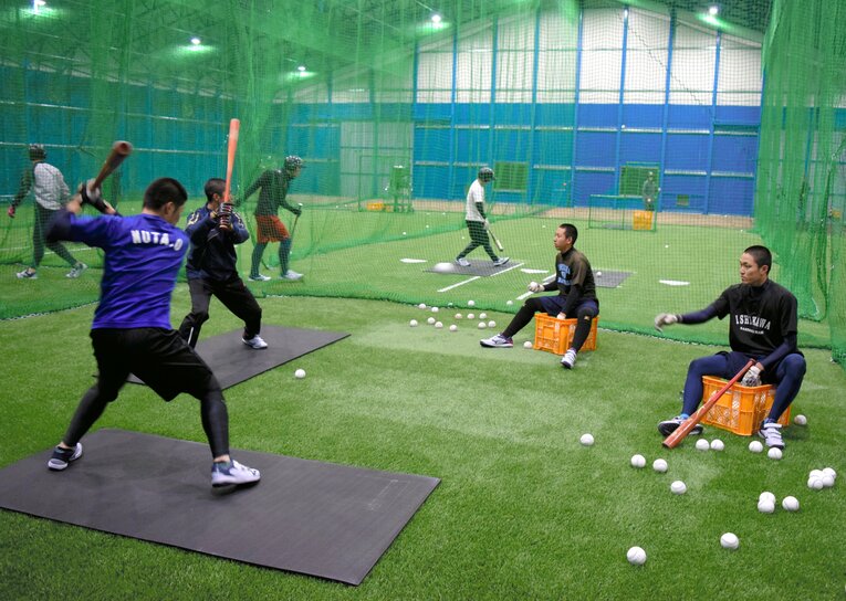 寮の横にある室内練習場で汗を流す学法石川の野球部員たち　©Asahi Shimbun