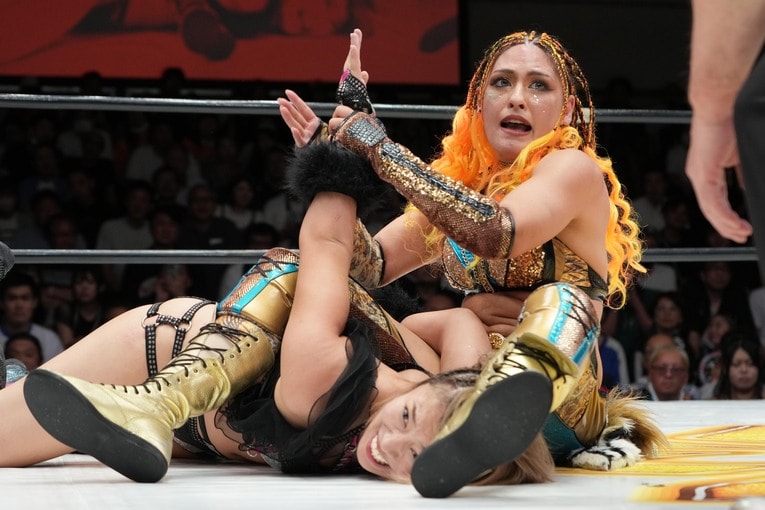 桜井麻衣の腕をとるジュリア　©Essei Hara