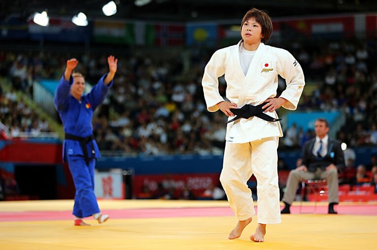 女子48kg級準決勝で敗れ、しばし宙を見つめる福見友子（上）。 ／ photograph by AFLO