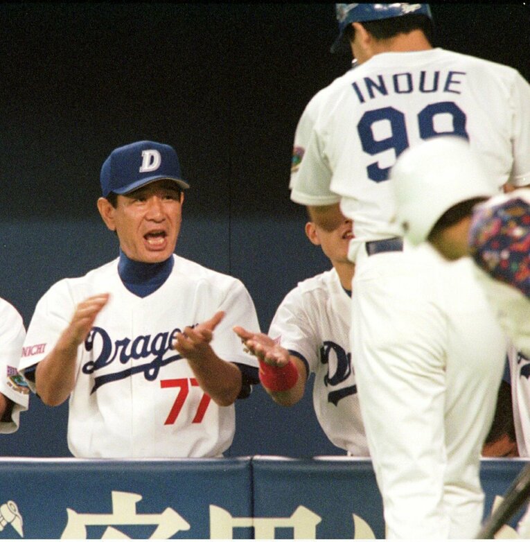 ホームランを打った井上を出迎える星野監督　©SANKEI SHIMBUN