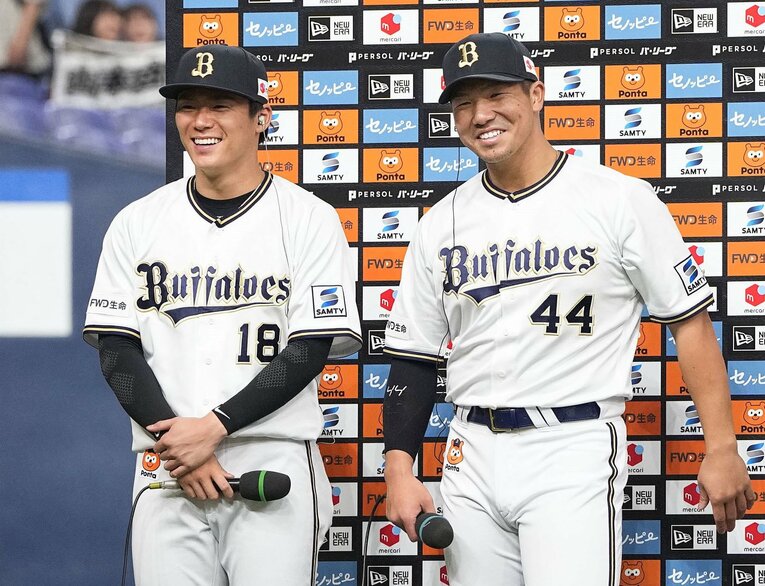 初めて並んで立ったお立ち台で笑顔を見せる山本と頓宮の「お隣さん」コンビ　©︎KYODO