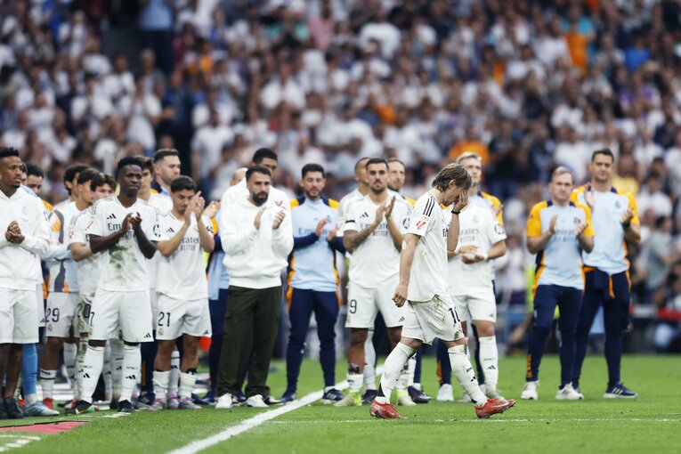 久保建英23歳vsモドリッチ39歳「吹っ飛ばし、抜き去った」後の敬意…“マドリー栄光の10番”涙と笑顔の別れ「好きになった言葉を」(17)