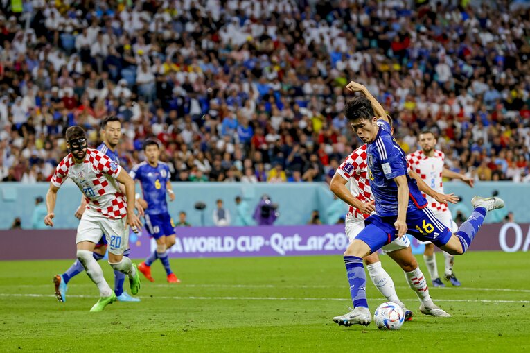 三笘薫から冨安健洋に縦パスが入ったシーン　©Kiichi Matsumoto/JMPA