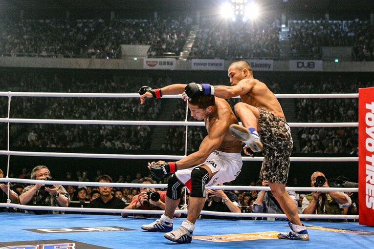 跳び膝蹴りで宮田和幸を開始4秒でKOする瞬間の連続写真（2006年5月3日）