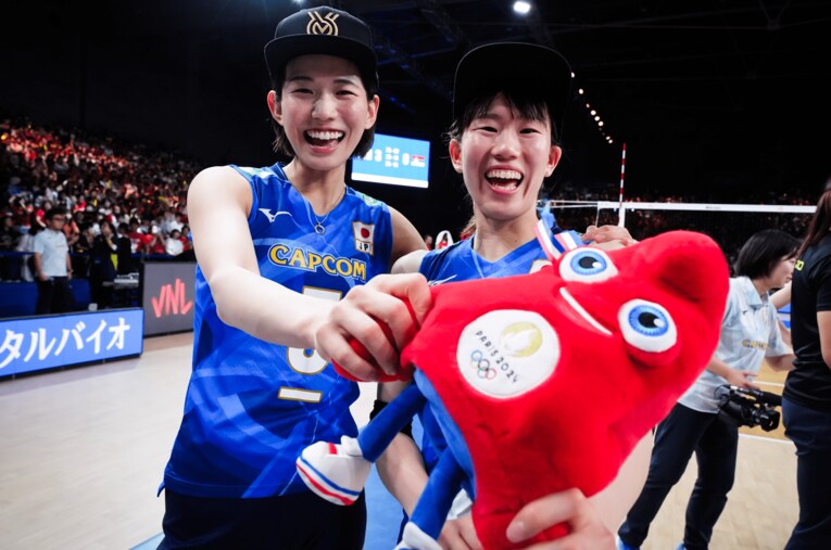 キャプテン古賀紗理那（左）と笑顔で写真に収まる林琴奈。攻守の貢献度が高く、眞鍋ジャパンのキーパーソンの一人 ／ photograph by Volleyball World