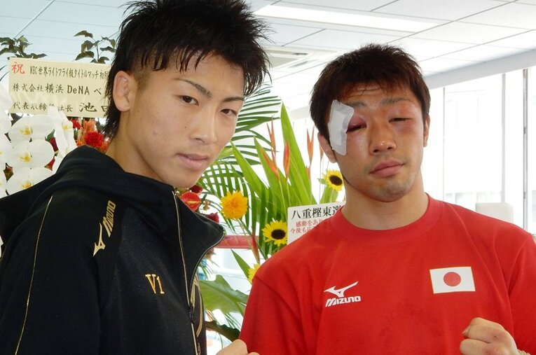 2014年9月、ローマン・ゴンサレスに敗れ一夜明けた八重樫東。左は井上尚弥 ／ photograph by JIJI PRESS