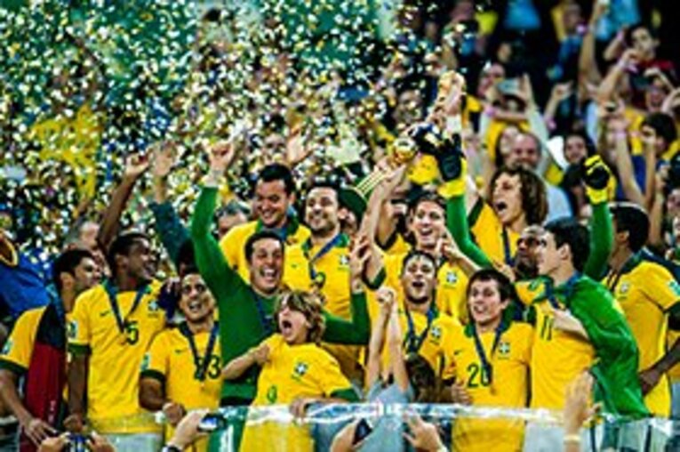 貪欲なブラジルが静かに優勝。お土産はダビド・ルイスの肘打ち。(11)