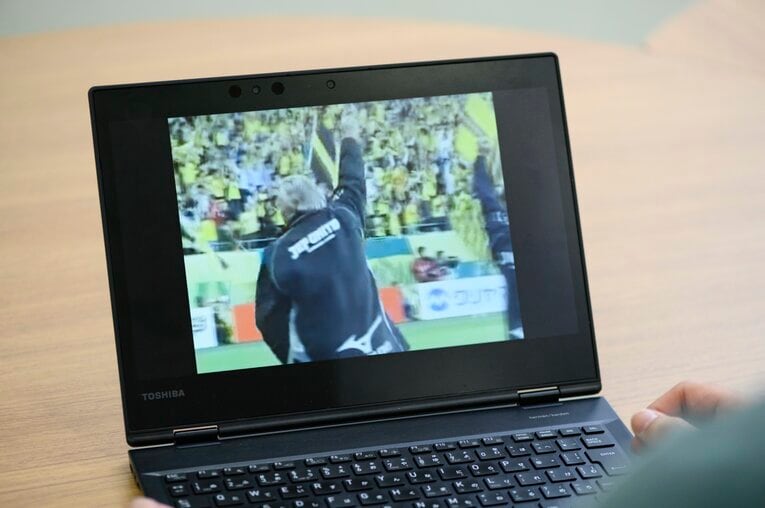 2006年5月3日、J1第11節浦和戦。試合終盤に中島浩司のゴールが決まり、右腕を突き上げて喜ぶオシム。改めて映像を振り返った巻は「あまり見たことがない」と懐かしんだ