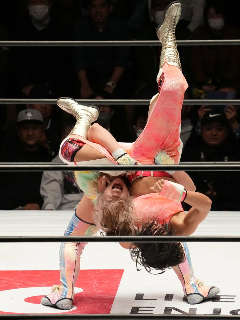 ジュリアに惜別のバックドロップホールドを見舞う羽南。4月12日後楽園ホール　©Essei Hara