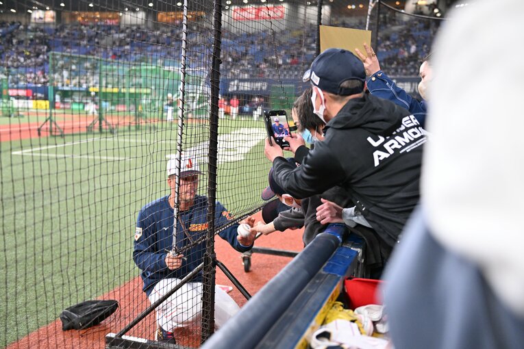 サインに応じるヌートバー　©Naoya Sanuki