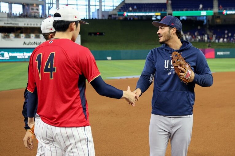 ヌートバーの紹介で…メジャーのスター、アレナドと握手する佐々木朗希　©Getty Images