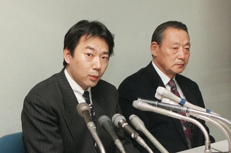 1999年、ダイエーの“サイン盗み疑惑”で球団社長が引責辞任し、あの根本陸夫（右）が社長に昇格する。ところがその直後……　©JIJI PRESS