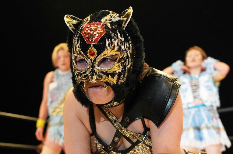 8月19日、大田区総合体育館。ジャガー横田、高橋奈七永、中西百重という“全女レジェンド”たちに敗れ、悔しさをあらわにするスターライト・キッド ／ photograph by Essei Hara