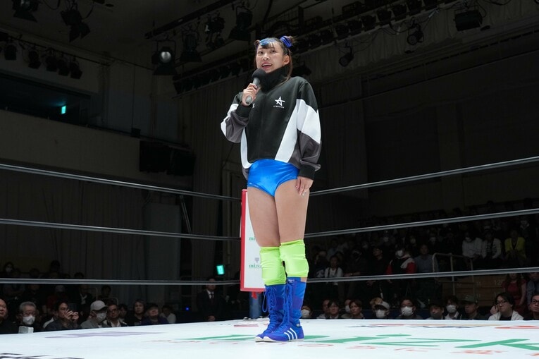 リング上で挨拶をするフワちゃん　©Essei Hara