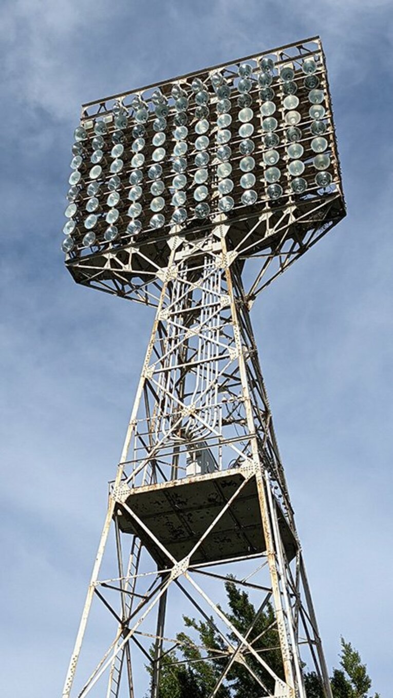 現在の川崎球場の照明塔（筆者撮影）