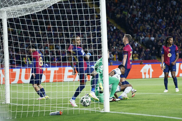 「日本代表戦で解任された監督」がバルサ再建…才能覚醒ヤマル17歳に引退撤回ベテランGKの涙「失点が多くて危うい」のにマドリー撃破2冠のナゼ(7)