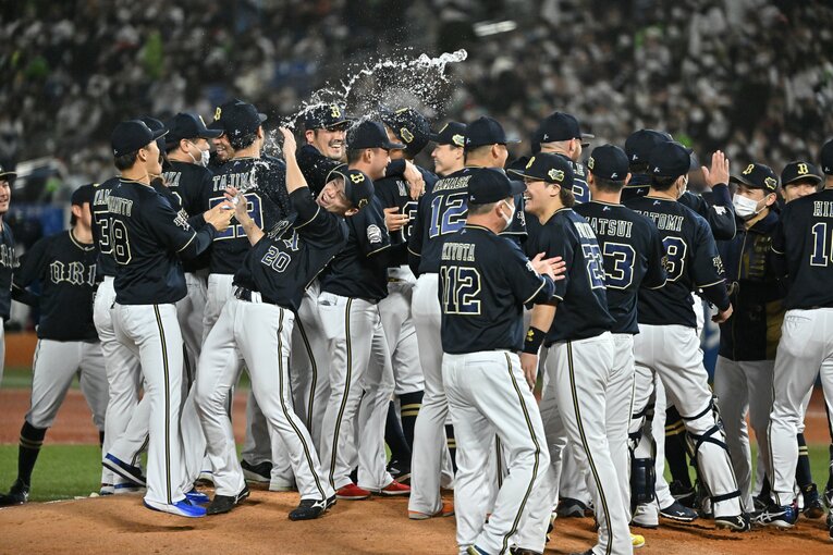 歓喜に沸くオリックスナイン　©Hideki Sugiyama