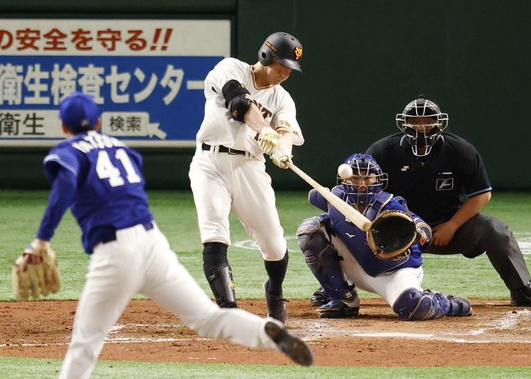 中日・勝野から２ランを放った梶谷　(C)KYODO