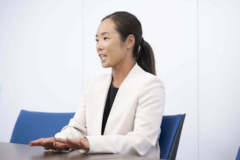 インタビューに答える村上めぐみさん。日本代表として東京五輪に出場し、現在は選手会長を務める　©Asami Enomoto