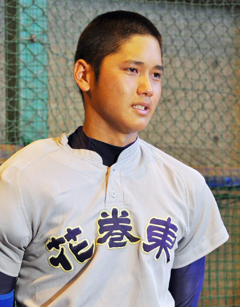 高3夏の岩手県大会決勝で敗れ、涙を流しながら記者の質問に答える大谷　©︎JIJI PRESS