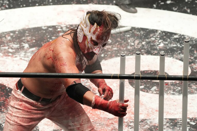 蛍光灯を手にするエル・デスペラード　©Masashi Hara