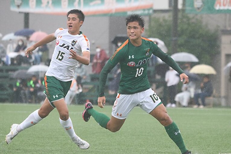 2年生で10番を背負う松木。プレーでも存在感を示した　©︎Takahito Ando