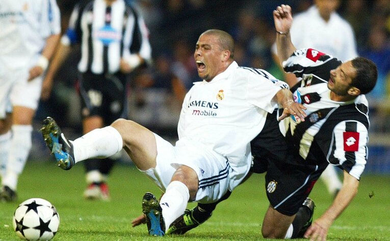 ロナウドをマークするユリアーノ　©Getty Images