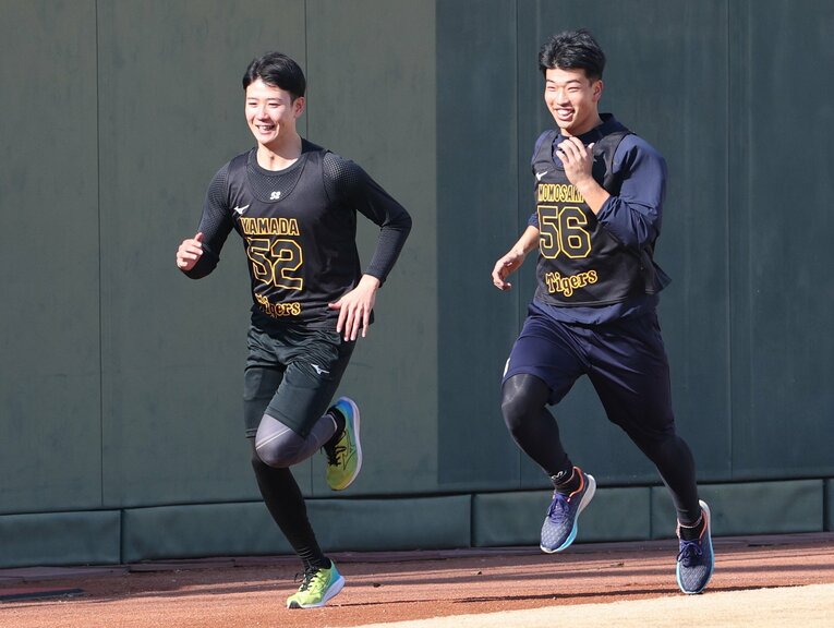 阪神の新人合同自主トレーニングで、ダッシュする山田脩也（左）と百崎蒼生（2024年1月）©︎JIJI PRESS