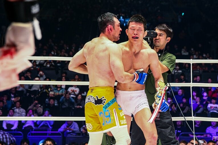 試合後、桜庭和志と言葉をかわす青木真也　©RIZIN FF Susumu Nagao